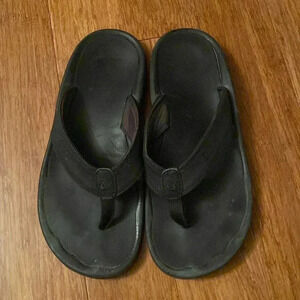 OluKai men’s black flip flop sandals - size 11 - good condition - rubber sole